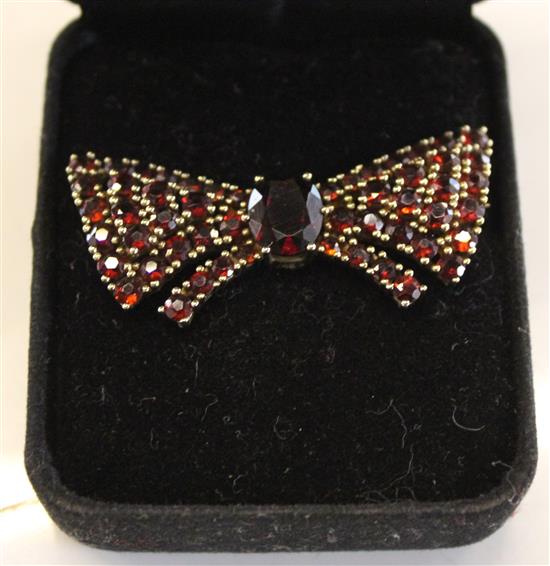 Garnet and gold bow brooch